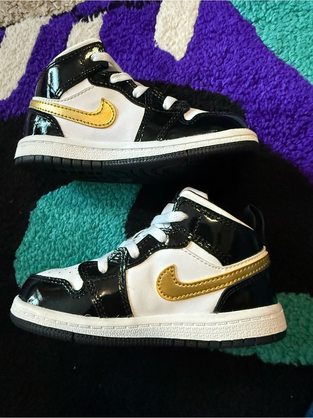 Jordan 1 Mid Patent Black and Metallic Gold 8C